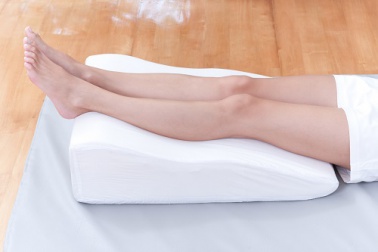 Dekubitusprophylaxe - Druck auf die Fersen durch spezielles Kissen vermeiden