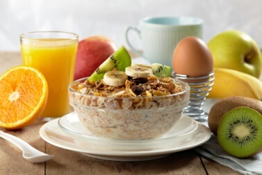 Frühstück zum Abnehmen mit Obst und Saft