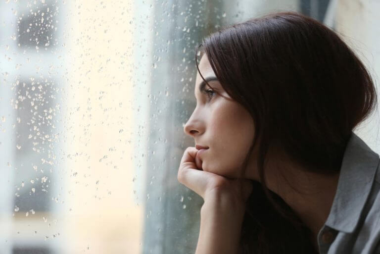 Frau mit Depression leidet an Serotoninmangel