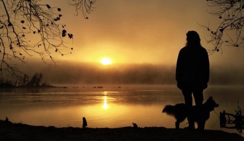 Frau bei Sonnenuntergang will Einsamkeit genießen