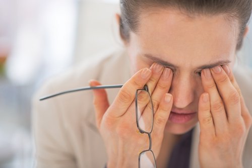 müde Frau mit Brille braucht Strategien gegen Schlaflosigkeit