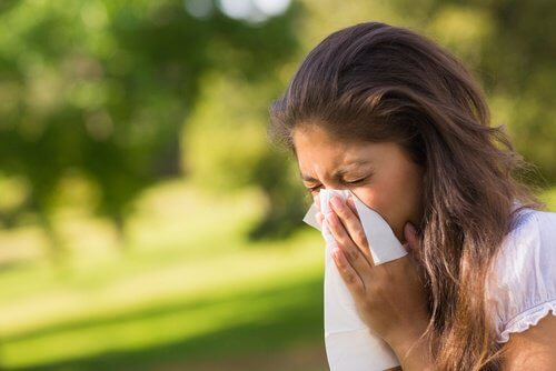 Frau mit Asthma und Allergie