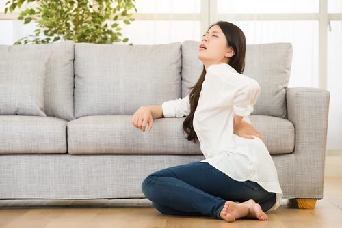 Frau hat Rückenschmerzen aufgrund von Fibromyalgie