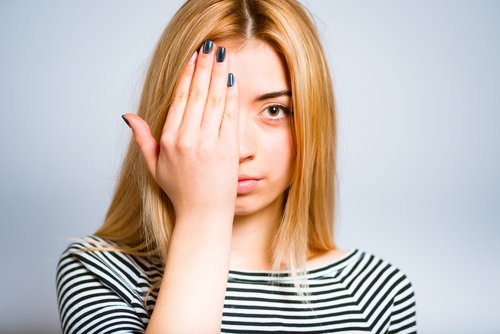 Frau macht Augenübung - sie möchte Sehfähigkeit natürlich verbessern