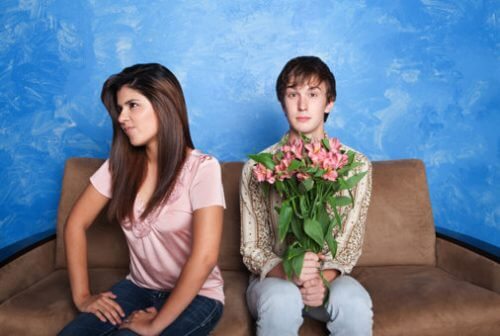Frau verachtet Mann mit Blumen - in Beziehung nicht tolerierbar