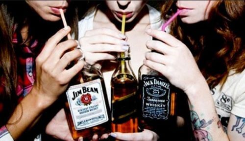 Frauen trinken Alkohol