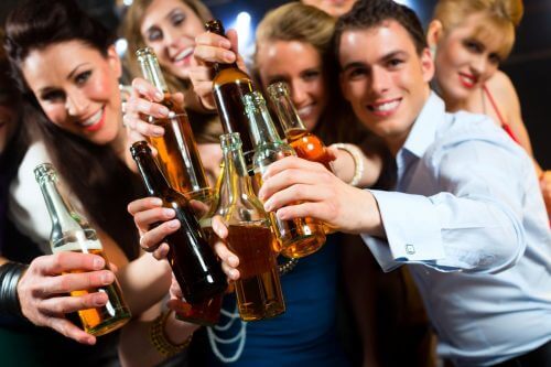 Freunde, die Alkohol trinken können Probleme wie Alkoholsucht verursachen