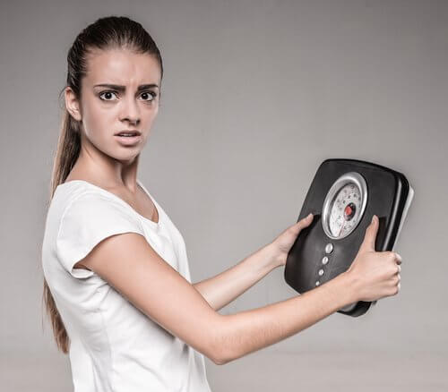hoher Blutzucker: Frau nimmt in kurzer Zeit ab und überprüft ihr Gewicht mit der Waage
