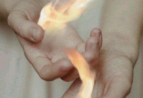 Hände mit Feuer symbolisieren die Bewältigung von Gefühlen