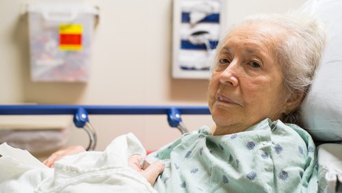 bettlägerige Patientin benötigt Dekubitusprophylaxe