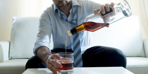 Mann mit Alkoholsucht