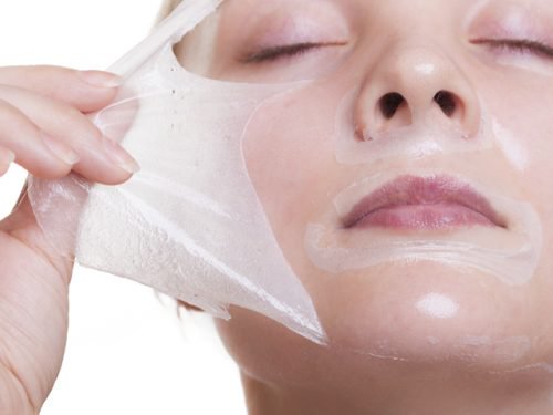 Frau mit Maske aus Gelatine und Milch