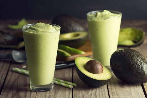 Mixgetränk mit Avocado