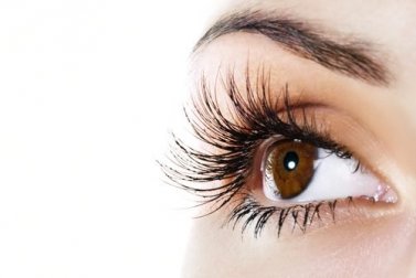 Selbstgemachte Wimpernpflege für lange Wimpern