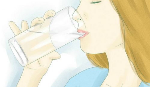 warmes Wasser trinken tut Frau gut