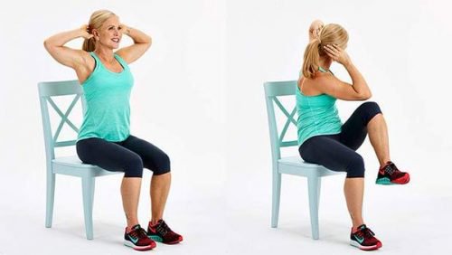 Übungen mit Stuhl für einen flachen Bauch: seitlicher Knie-Crunch
