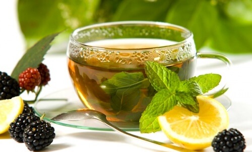 Getränk zum Abnehmen mit grünem Tee, Zitrone und Ingwer.