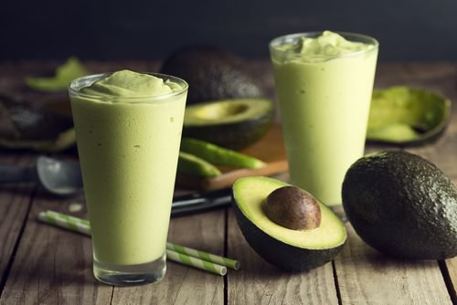 Zwei Gläser gefüllt mit einem Shake zum Abnehmen mit grünem Tee und Avocado.