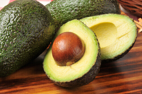 Avocado unterstützt den Körper im Kampf gegen trockene Haut.