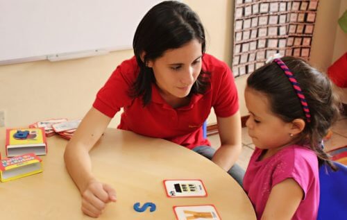 Zu den Eigenschaften eines Kinderschänders zählt, dass sie häufig beruflich mit Kindern zu tun haben. 