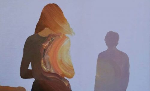 Die Schatten von Mann und Frau auf Distanz brauchen Taten statt Worte.