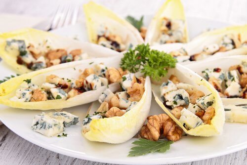 Endivie, Roquefort und Nüsse - Ein Salat für jeden Wochentag