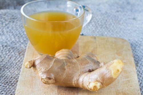 Tee mir Ingwer zur Behandlung von Fußpilz