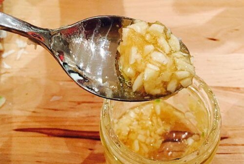 Knoblauch und Bienenhonig zur Behandlung von Fußpilz