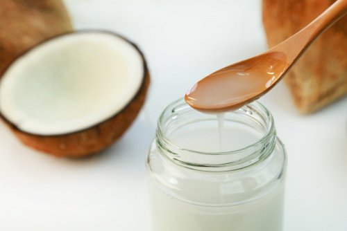 Flüssiges Kokosöl als Bestandteil eines Peelings gegen Hornhaut an den Füßen.