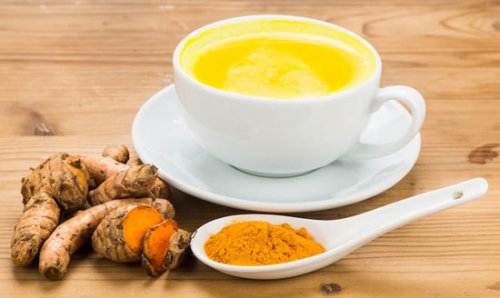 Getränk aus Kurkuma und Milch