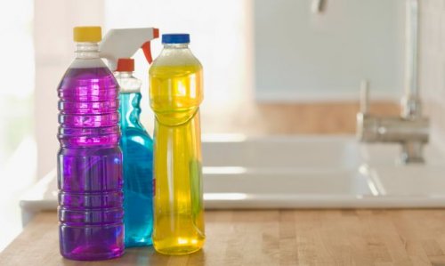 Die Aufbewahrung bei hohen Temperaturen führt auch dazu, dass man Plastikflaschen nicht wiederverwenden sollte.