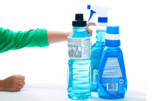 Wegen der Gefahr von Bakterien sollte man Plastikflaschen nicht wiederverwenden.