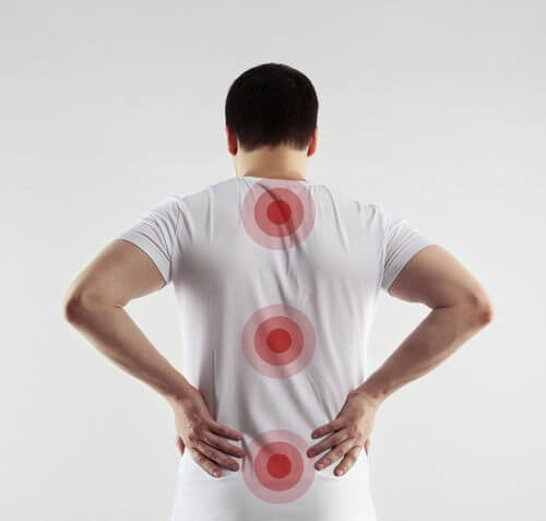 Ein Mann in einem weißen Tshirt hat wichtige Stellen der Wirbelsäule markiert zur Wiederherstellung des Rückenmarks.