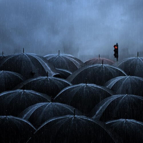 Viele schwarze Regenschirme an einem regnerischen Tag in Stille.