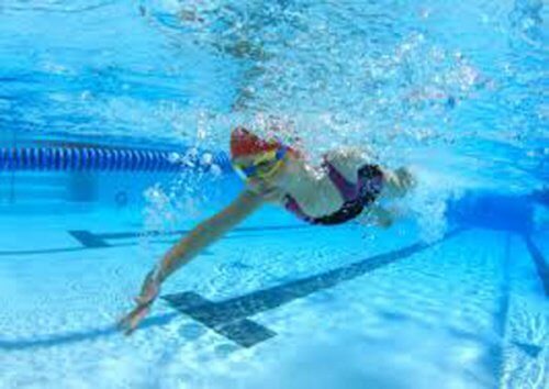 Schwimmen belastet die Knie nicht