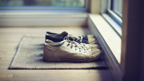 Die Schuhe vor der Tür verhindern Schweißfüße.