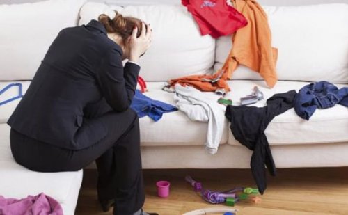 gestresste Frau möchte Ordnung im Haushalt
