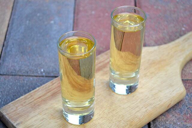 Wasser mit Vodka zur Abwehr von Fliegen