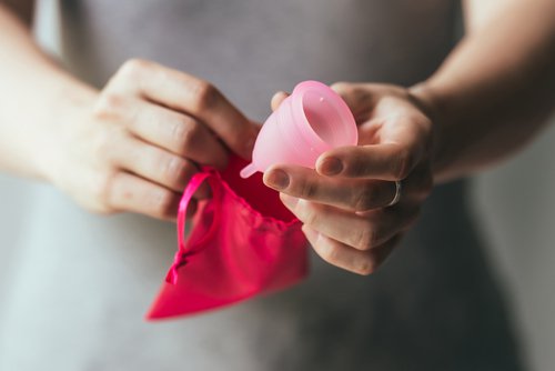 Wissenswertes über die Menstruationstasse: sie kann einfach in einem Stoffsäckchen transportiert werden