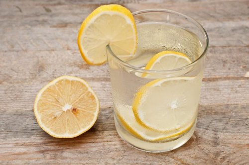 Zitrone mit Wasser ein Hausmittel gegen Sodbrennen