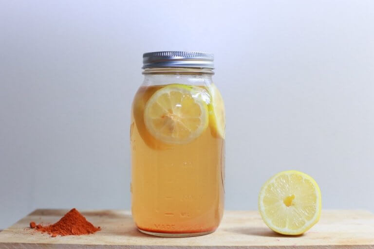 Zitronenwasser - ein Hausmittel zur Bekämpfung von Flöhen