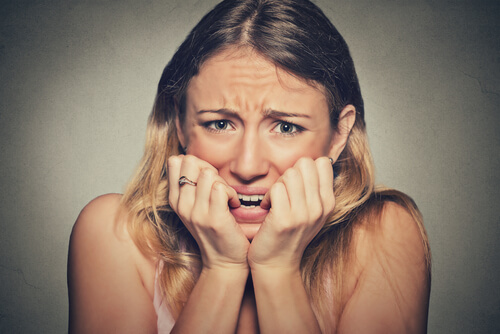 Frau im Stress hat Schweißfüße.