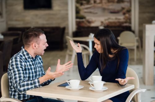 Diskussion zwischen Ehepaar über Fehler bei Eifersucht