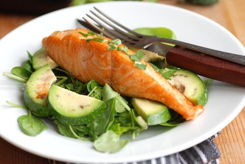 Salat und Fisch als Abendessen zum Abnehmen