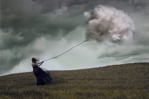 Frau zieht an einer Wolke und erleidet schwere Depression