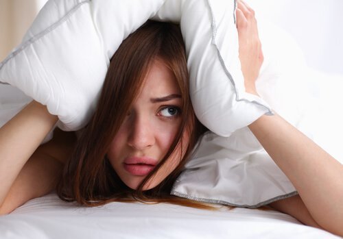 Mit nassen Haaren ins Bett gehen kann zu Kopfschmerzen führen