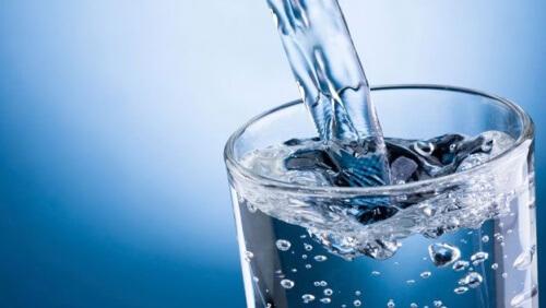 Qualitativ hochwertiges Wasser verhindert eine Übersäuerung des Körpers.