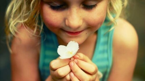 Mädchen mit Blume
