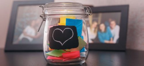 Die Glücksdose mit positiven Nachrichten fördert die emotionale Intelligenz
