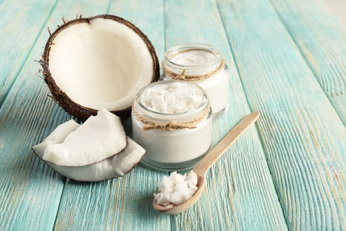 Kokosöl und Meersalz kombiniert sind ein tolles Peeling gegen Hornhaut an den Füßen.